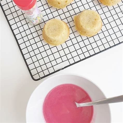 Wat Eet Je Dan Wel Vegan Roze Koeken Met Rabarberglazuur Wat Eet