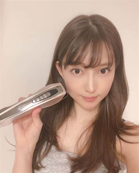 麻亜里さんのインスタグラム写真 麻亜里instagram 「 Official の美顔器 ︎ 温かくて気持ち良いし、 Ems機能はレベル1でしっかりビリビリ来る