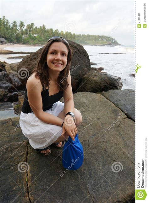 A Jovem Mulher Feliz Aprecia A Praia Em Sri Lanka Imagem De Stock