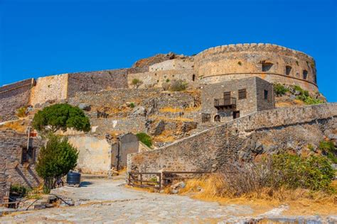 Edificios Antiguos En La Fortaleza De Spinalonga En Crete De La Isla