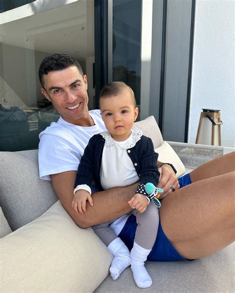 Caras Cristiano Ronaldo mostra nos como Bella Esmeralda está crescida