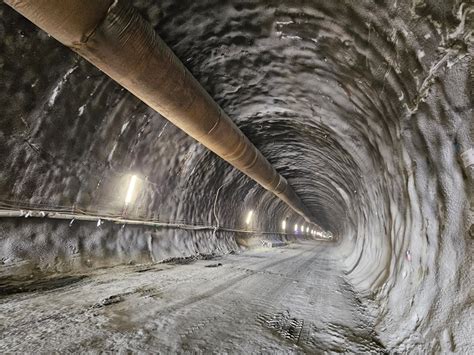 Galerie Foto Video Cum Arat Lucr Rile La Cel Mai Lung Tunel De