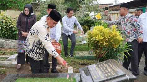 Sambut Hari Jadi Ke 77 Bupati Ashari Ziarahi Makam Pejuang Yang