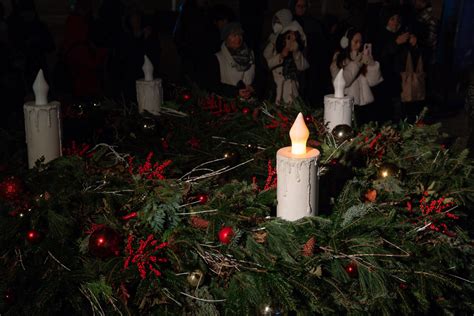 Karácsony adventi gyertyát gyújtott teljes az ünnepi hangulat