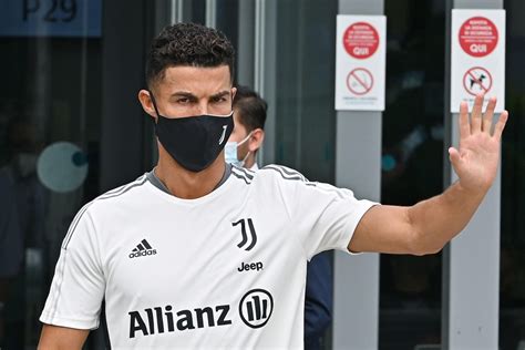 Cristiano Ronaldo Juventus Cr7 Lascia Lallenamento E Intanto A Casa