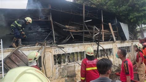 Gudang Kayu Di Pondok Aren Ludes Terbakar Lokasi Dekat SPBU