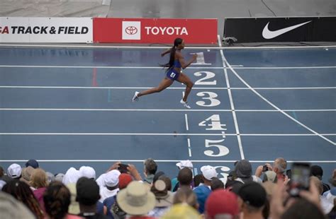 Olympic champ Muhammad sets new 400m hurdles world record