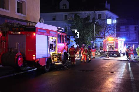 Indischer Staatsangehöriger mit Schlafmohn am Inselbahnhof in Lindau