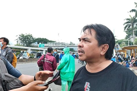 Ini Kronologi Ade Armando Diamuk Massa Di Depan Gedung DPR Intime ID