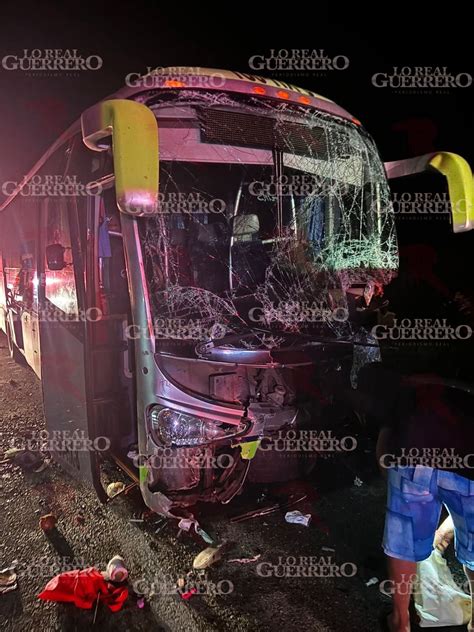 Choque entre autobús y camioneta deja cinco muertos y 20 heridos en