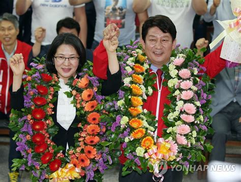 환호하는 권영진 대구시장 후보 연합뉴스