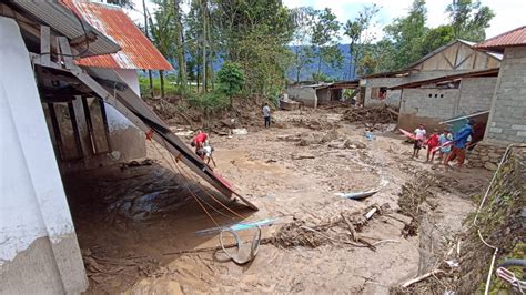 Banjir Bandang Surian Kabupaten Solok Merusak 10 Rumah 1 Musala Dan