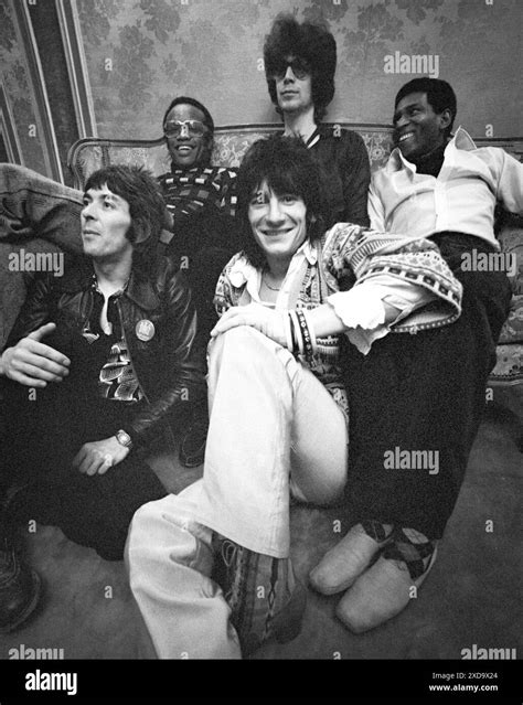 Ron Wood (Ronnie Wood) of The Rolling Stones posing with Bobbie Womack ...