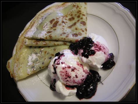 Crepes Con Salsa Calda Di Mirtilli E Gelato Al Fior Di Latte La