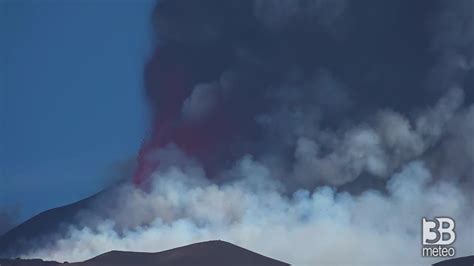 CRONACA DIRETTA Etna alta nube eruttiva attività dal cratere di Sud