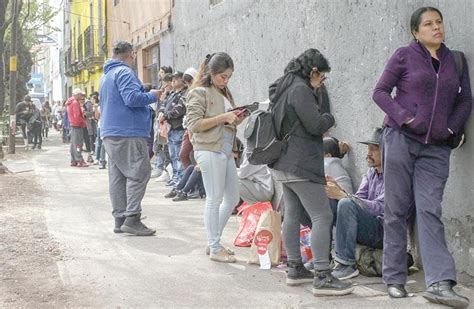 LARGAS FILAS EN MÓDULOS DEL INE PARA TRAMITAR LA CREDENCIAL PARA VOTAR