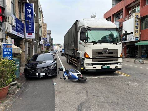 被闖紅燈機車誤導 大貨車跟著起步撞倒守法停等騎士夫婦 社會 自由時報電子報