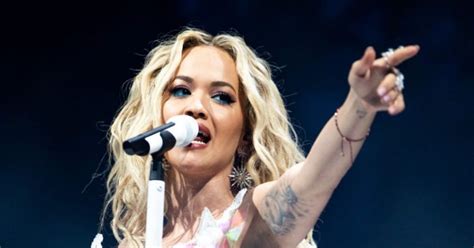 Rita Ora merr vëmendjen e të gjithëve me paraqitjen atraktive në bikini