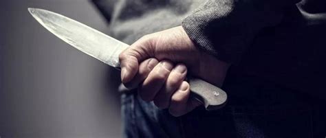 Imágenes sensibles Adolescente queda con un cuchillo incrustado en la