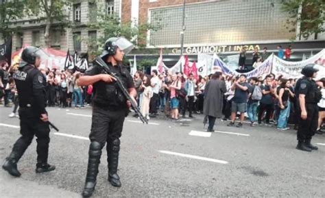 Protesta en defensa del Gaumont represión policial y una persona