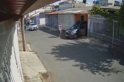 V Deo Beb Atropelada Pelo Carro Do Pai E Sai Sem Ferimentos Graves