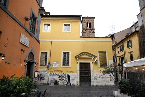 Roma Crolla Un Muro A Trastevere Auto Sotto Le Macerie Nessun Ferito