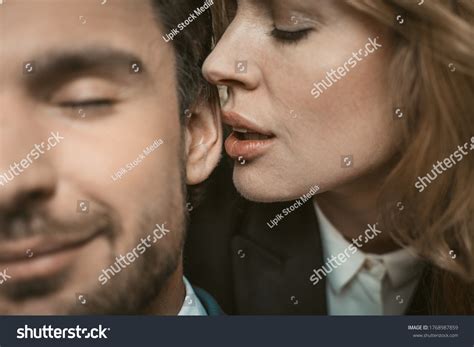 627 Imágenes De 2 Woman Kiss In Woman Ear Imágenes Fotos Y Vectores De Stock Shutterstock