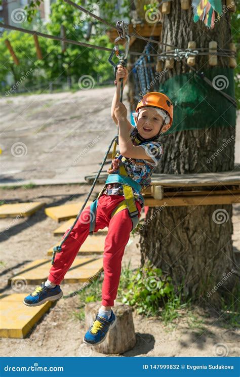 Muchacho En La Actividad Que Sube En El Cable De Alta Tensi N Forest