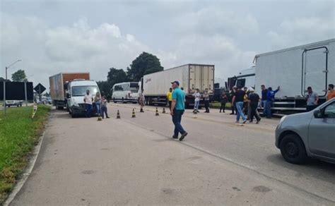 Sobe para 10 o número de bloqueios em rodovias do Paraná veja trechos