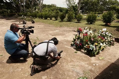 Drowned Father And Daughter Mourned At El Salvador Cemetery