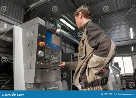 El Trabajador Quita La Pieza De La M Quina Del Torno Del CNC Torno