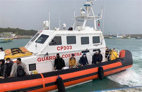 Arrivi Senza Sosta In Calabria Soccorsi Migranti Decimo Sbarco In