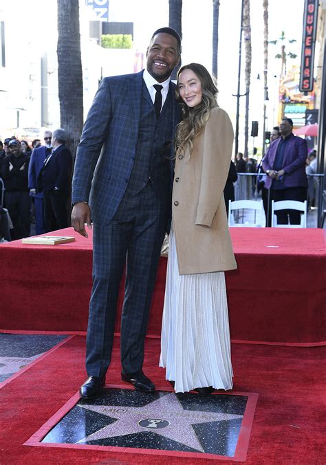 Michael Strahan takes photo with girlfriend at Hollywood Walk of Fame