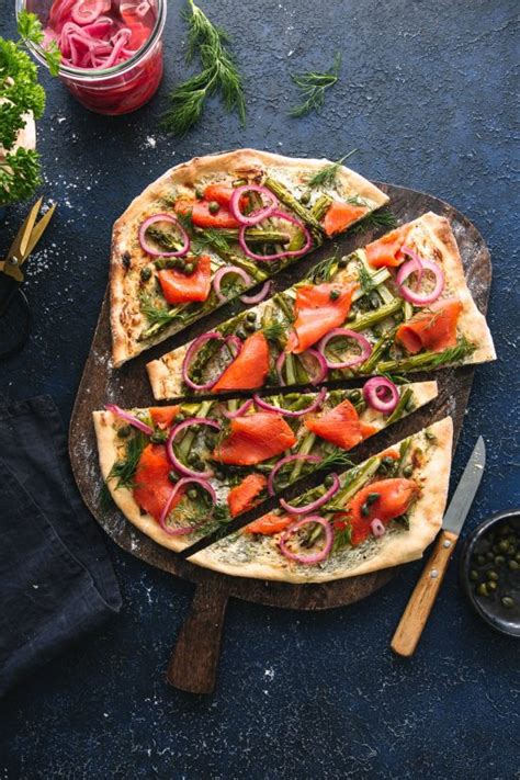 Knuspriger Spargel Flammkuchen Mit R Ucherlachs Foodlovin