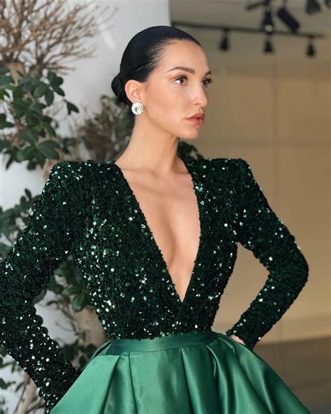 Gorgeous Ball Gown V Neck Long Sleeves Dark Green Prom Dresses With