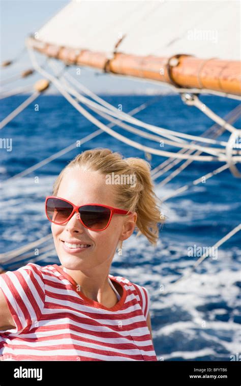 Sonnenbaden Auf Einem Boot Fotos Und Bildmaterial In Hoher Aufl Sung