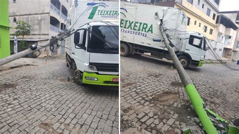 A Gazeta Caminhão arrasta fiação e acaba atingido por poste em Castelo