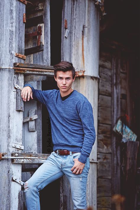 Senior Senior Guy Senior Photography Senior Guy Pose © Jodie Baxendale Jodiebzenfolio