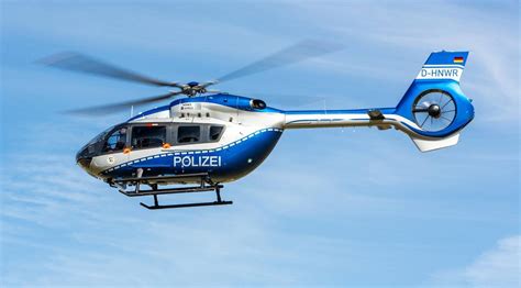 Verfolgungsjagd In Krefeld Polizei Fahndet Nach Trio Mit Hubschrauber