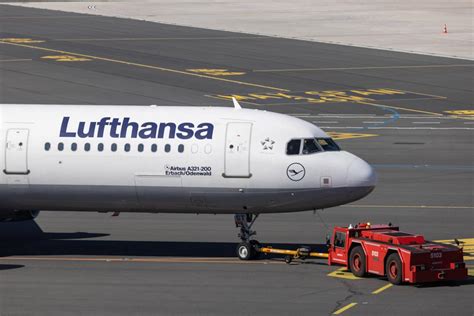 Motor Problem Lufthansa Maschine Muss Kurz Nach Start Wieder Landen