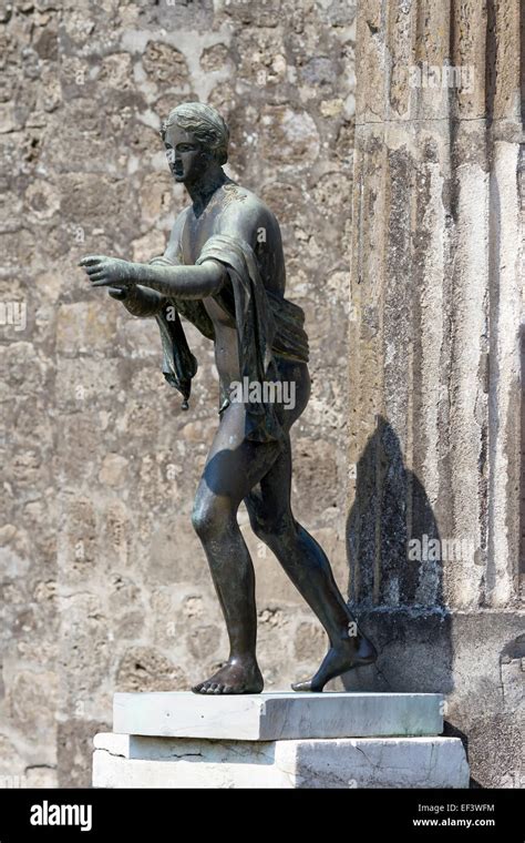 La Antigua Estatua De Bronce Del Dios Romano Apolo En El Templo De