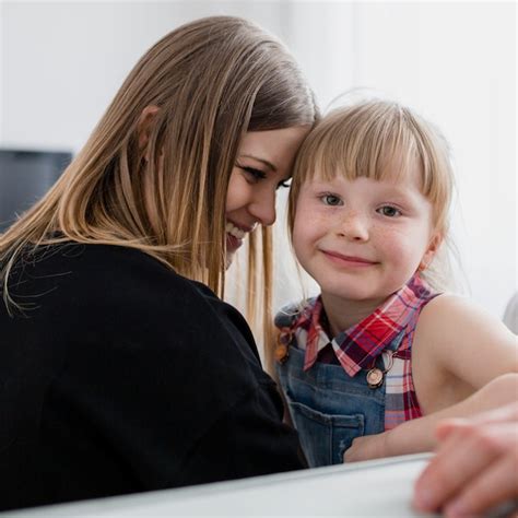 Mère Et Fille Sur Le Canapé Photo Gratuite