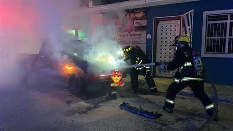 Cortocircuito provoca incendio en camioneta en colonia de Mazatlán