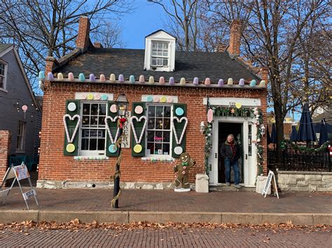 Christmas in St. Charles - Eight Summits