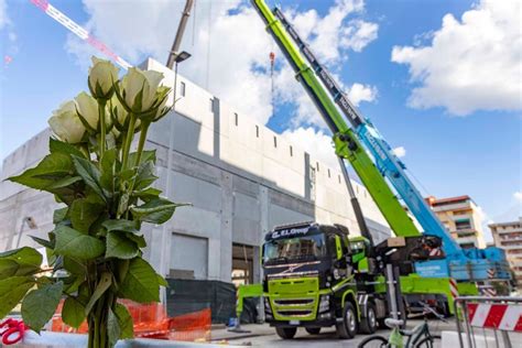 Morti Nel Crollo All Esselunga I Cartelli Appesi Fuori Dal Cantiere Il