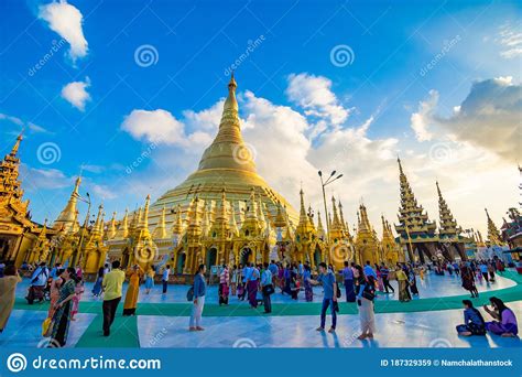 YANGON MYANMAR MARCH 15 2017 Buddhist Pilgrims In The Shwedagon Pagoda