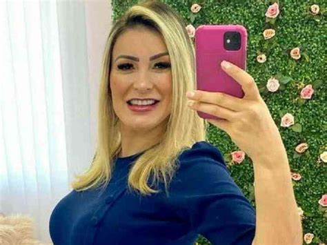 Andressa Urach surge de biquíni após internação e mostra tatuagens