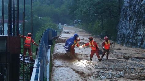 阳山：暴雨引发洪水泥石流，消防紧急营救被困老人腾讯新闻