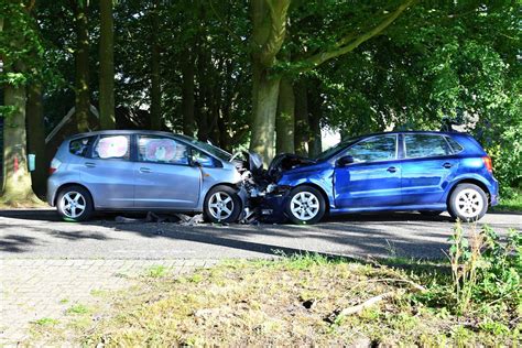 Zes Gewonden Waaronder Vijf Jonge Kinderen Bij Frontale Aanrijding Op