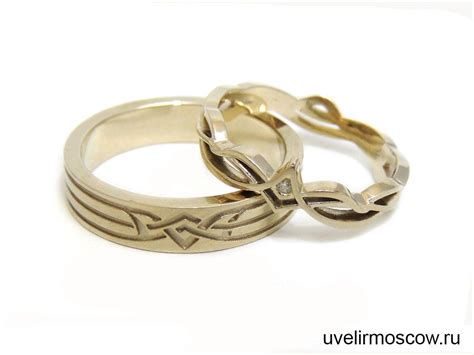 Парные обручальные кольца из желтого золота с орнаментом | Engagement ...